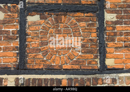 Insolito modello di mattoni in uno storico edificio tudor a Faversham Kent England Foto Stock