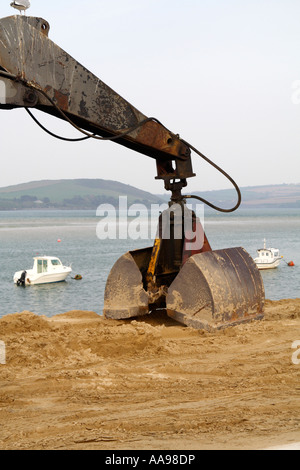 Un close-up di un escavatore meccanico sulla spiaggia, UK. Foto Stock