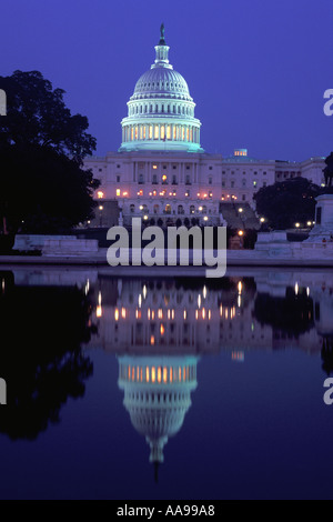 U S Capitol Building al tramonto riflesso in stagno Washington D C USA Foto Stock