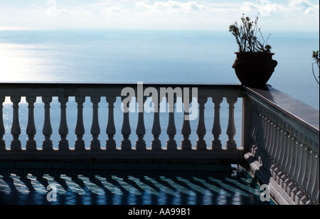 Romantica terrazza con la ferrovia che si affaccia sulla baia di Positano in Italia Costiera Amalfitana Foto Stock