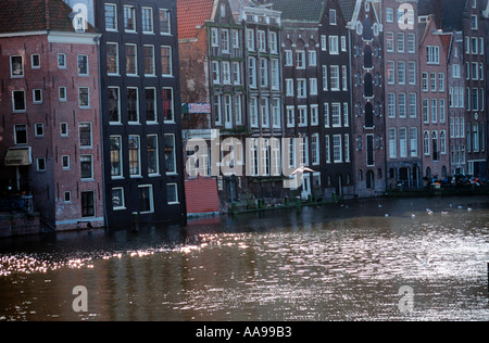 Waterside case in Rokin ad Amsterdam in uno dei vecchi canali del fiume Amstel, Paesi Bassi Foto Stock