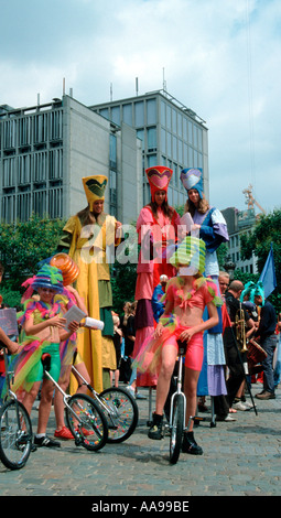 Street circus esecutori su palafitte in Bruxelles Belgio Foto Stock