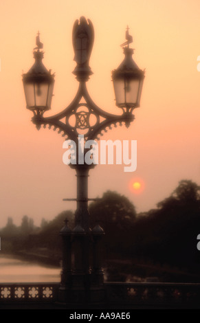 Tramonto sul fiume Ouse vista dal ponte di Lendal, città di York, North Yorkshire, Inghilterra, Regno Unito. Foto Stock