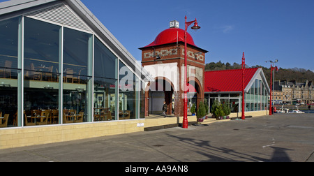 Una vista del rigenerato North Pier a Oban Scozia con splendidi ristoranti su entrambi i lati della torre dell'orologio. Foto Stock