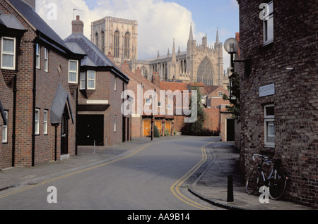 Vista pittoresca del borgo medievale di York Minster dal sud-est lungo Bartle Garth, città di York, North Yorkshire, Inghilterra, Regno Unito. Foto Stock