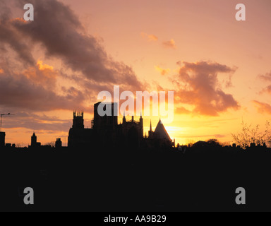 Arancione tramonto dietro il pittoresco York Minster si vede dalle mura della città di York, North Yorkshire, Inghilterra, Regno Unito. Foto Stock