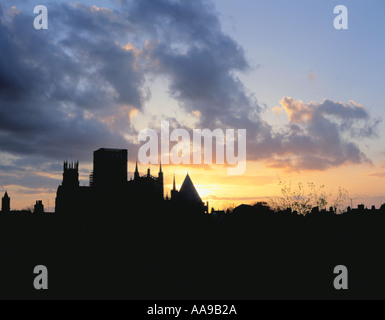 Drammatico tramonto dietro la storica cattedrale di York Minster si vede dalle mura della città di York, North Yorkshire, Inghilterra, Regno Unito. Foto Stock