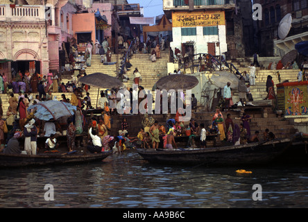 INDIA 1997 UNA VISTA GENERALE DI PRAYAG GHAT sul fiume Gange a Varanasi Foto Stock