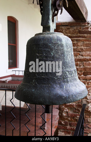 Una campana della chiesa all'interno della missione di San Luis Rey de Francia, Oceanside, California, Stati Uniti d'America Foto Stock