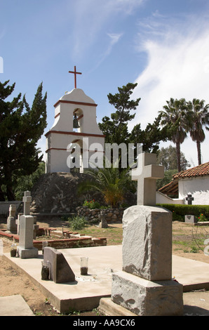 Cimitero della missione con la torre campanaria in background, missione Asistencia San Antonio de Pala, Pala, CALIFORNIA, STATI UNITI D'AMERICA Foto Stock