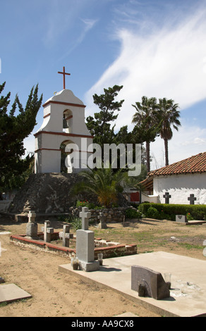 Cimitero della missione con la torre campanaria in background, missione Asistencia San Antonio de Pala, Pala, CALIFORNIA, STATI UNITI D'AMERICA Foto Stock