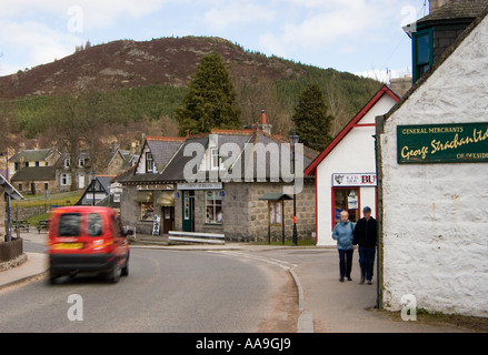 Vista in direzione di Craig Coinnich dal ponte di Clunie, rurale Braemar main street, Superiore Deeside, Cairngorms National Park Aberdenshire Scozia, Regno Unito Foto Stock