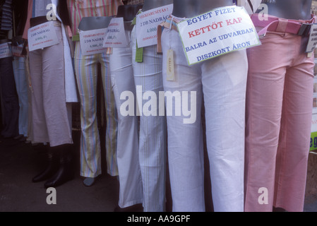 Gruppo di tenuta dei manichini in pantaloni Foto Stock