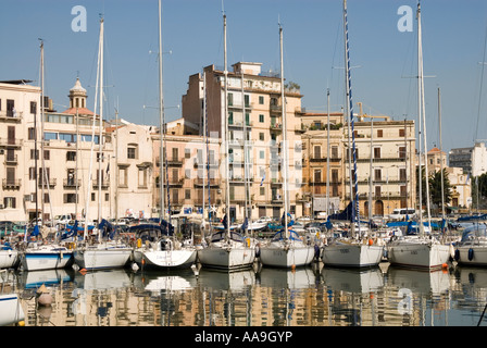 Yacht a La Cala porto, Palermo Sicilia Italia Foto Stock