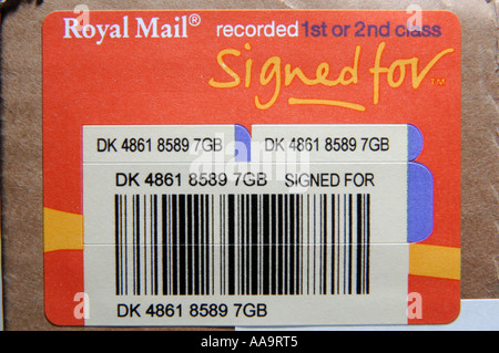 Close up di un Royal Mail registrato etichetta di consegna su un pacco che mostra la registrazione di codice a barre Foto Stock