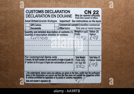 In prossimità di una dichiarazione in dogana etichetta su un pacco Foto Stock