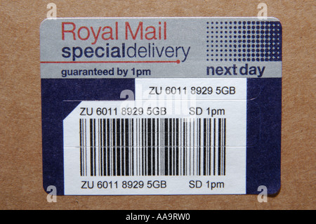 Close up di un Royal Mail consegna speciale etichetta su un pacco con codice a barre di tracking Foto Stock