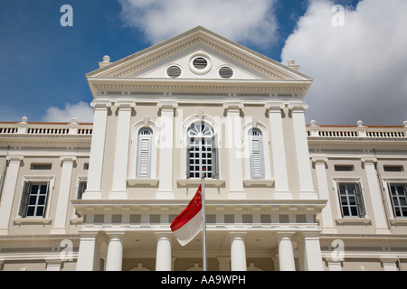 Il Museo Nazionale e Galleria d'arte esterno con battenti bandiera Neo palladiano e Palazzo di stile rinascimentale Singapore Foto Stock