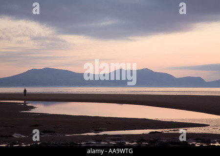 Pool di marea di acqua calma che riflette il cielo sulla spiaggia Llanddwyn con la bassa marea sulla costa ovest AONB. Newborough Isola di Anglesey nel Galles REGNO UNITO Foto Stock