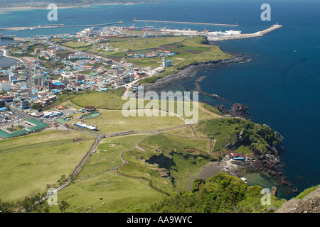 Villaggio di Seongsan ai piedi di Ilchulbong un cono vulcanico Jeju Island corea del sud est del mare Foto Stock