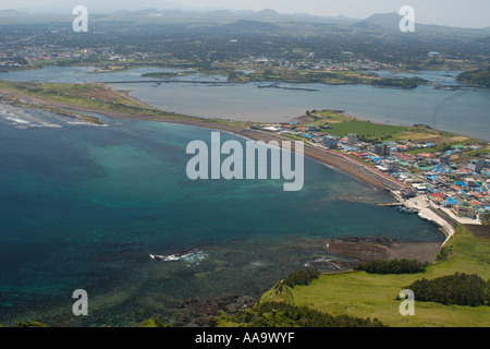 Villaggio di Seongsan ai piedi di Ilchulbong un cono vulcanico Jeju Island corea del sud est del mare (mare del Giappone) Foto Stock