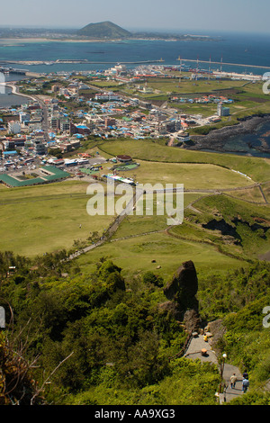 Villaggio di Seongsan ai piedi di Ilchulbong un cono vulcanico Jeju Island corea del sud est del mare (mare del Giappone) Foto Stock