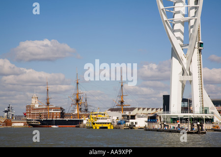 Millennium Spinnaker Tower base attraverso il porto di Portsmouth Inghilterra Hampshire REGNO UNITO Foto Stock