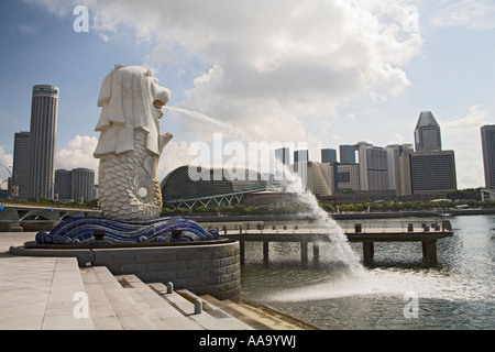 La città di Singapore ASIA può l'iconica statua del Merlion con la testa di un leone e il corpo di un pesce Foto Stock