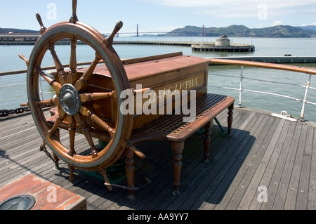 Il grande volante in legno e la scatola binaria con il nome della nave a vela Balclutha si trovano sul ponte in legno al Fisherman's Wharf a San Franc Foto Stock