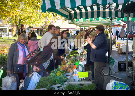 Un autunno mercato degli agricoltori nel Cotswold città di Stow on the Wold Gloucestershire Foto Stock