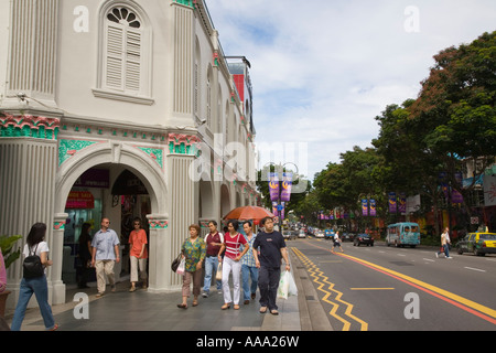 Il vecchio stile di architettura sbocchi di vendita al dettaglio su Orchard Road con acquirenti pedonale zona centrale di Singapore Foto Stock