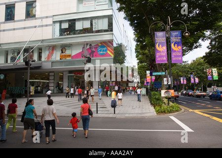 Orchard Road incrocio con Strada Cuppage occupato con pedoni che attraversano la zona centrale di Singapore Foto Stock