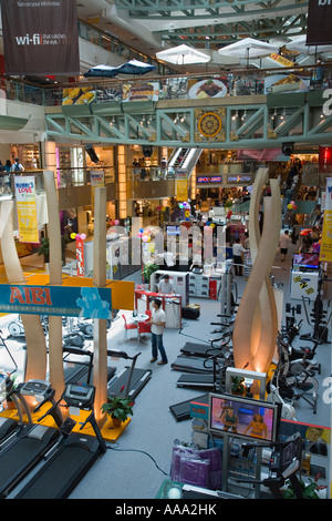 La zona centrale di Singapore Singapore Plaza shopping mall interno su "Orchard Road' con attrezzature per il fitness display Foto Stock