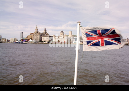 Bandiera dell'Unione,sulla prua del traghetto per attraversare il Mersey,Royal Liver Building e la Cunard Building in background Foto Stock