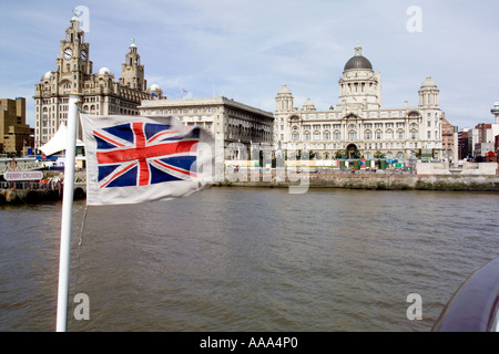 Bandiera dell'Unione sulla prua del traghetto per attraversare il Mersey,arrivando in dock al Pier Head,Liverpool, Foto Stock