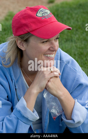 Happy mom età 35 guardando suo figlio giocare a calcio. Campo Carondelet da Expo scuola St Paul Minnesota MN USA Foto Stock