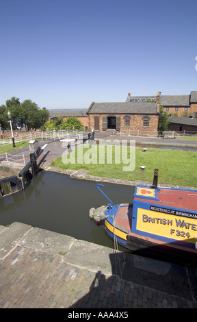 Vista sulla serratura e canal e strette barca presso il museo in barca,porta Ellsmere,Cheshire, UK,GB,Inghilterra, Foto Stock