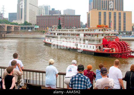 Delta Regina pedalo' passeggero barca di crociera nel centro cittadino di San Paolo sul Mississippi. St Paul Minnesota MN USA Foto Stock