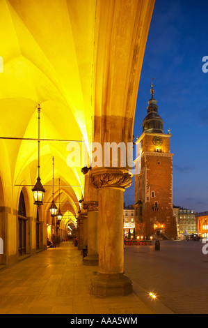 Il panno Hall e della Torre del Municipio nella piazza principale del mercato Rynek Glowny al crepuscolo Cracovia Cracovia Polonia Foto Stock