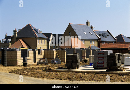 Case in costruzione su Ravenswood station wagon, l'ex aeroporto di Ipswich, Suffolk, Regno Unito. Foto Stock