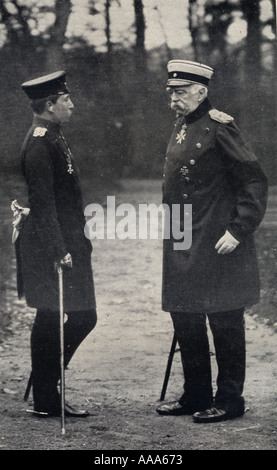 Otto Eduard Leopold, principe di Bismarck e duca di Lauenburg, aka Otto von Bismarck,1815 -1898, giusto il Kaiser Guglielmo II, destra,1859-1941. Foto Stock