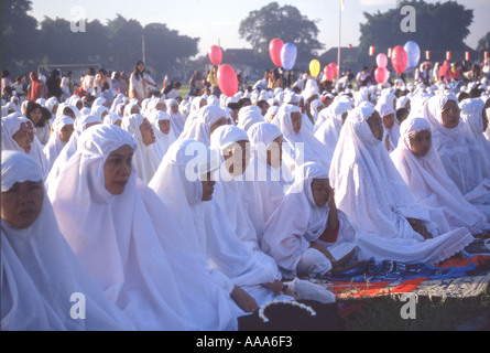 Indonesia Java Yogyakarta donne musulmane pregando Foto Stock