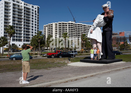 I turisti per scattare delle foto di se stessi di fronte a una scultura da J Seward Johnson chiamato resa incondizionata Sarasota Florida Foto Stock