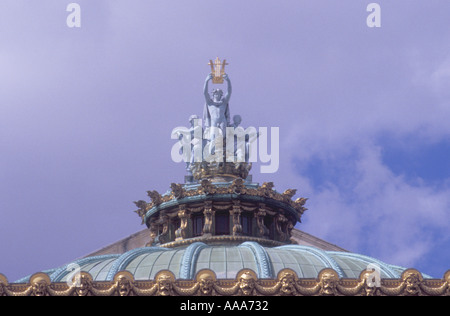 Opera Garnier sculture del tetto cielo blu e nuvole bianche in estate il sole Parigi Francia Foto Stock