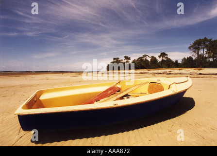 Baia di Arcachon Baie d Arcachon barca sulla spiaggia Ares golfo di Guascogna occidentale della Francia Europa Foto Stock