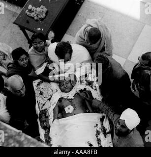 IND030602 seguaci portano il corpo di Mohandas Karamchand Gandhi o il Mahatma Gandhi a Nuova Delhi gennaio 31 1948 Gandhi la Foto Stock