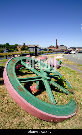 "Ghisa" puleggia Fly ruote visualizzati sulla banca Canale di Beagle a 'Ellesmere Port',Cheshire, Inghilterra,UK,GB. Foto Stock