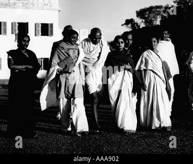 IND030607 Mohandas Karamchand Gandhi o il Mahatma Gandhi lascia per eveing preghiere a Nuova Delhi il 15 ottobre 1947 Gandhi la s Foto Stock