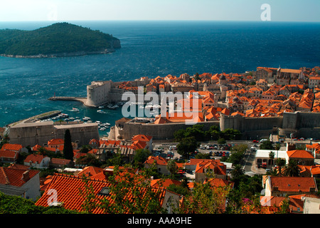 Isola di LOKRUM e la parte occidentale della città vecchia di Dubrovnik Croazia Foto Stock