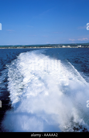 Schiuma di wake gettati in catamarano traversata in traghetto del fiume San Lorenzo in Quebec, Canada Foto Stock